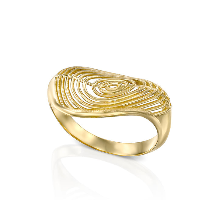 An impressive asymmetric gold ring in a wave shape