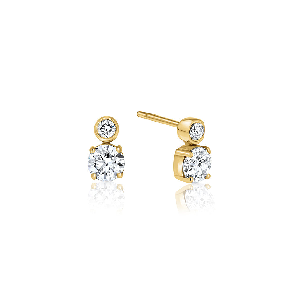 Close-fitting lab diamond earrings, special, set with two sizes of diamonds