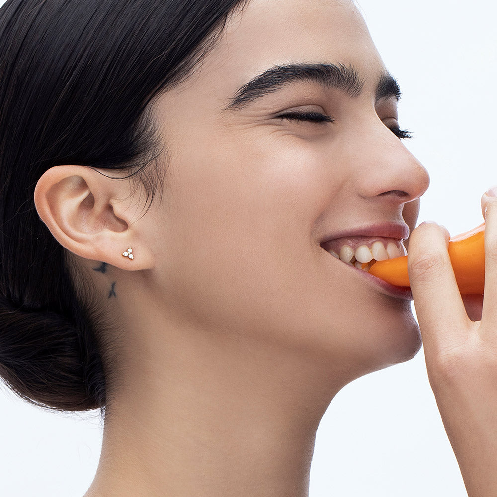 Gold stud earrings inlaid with 3 white diamonds