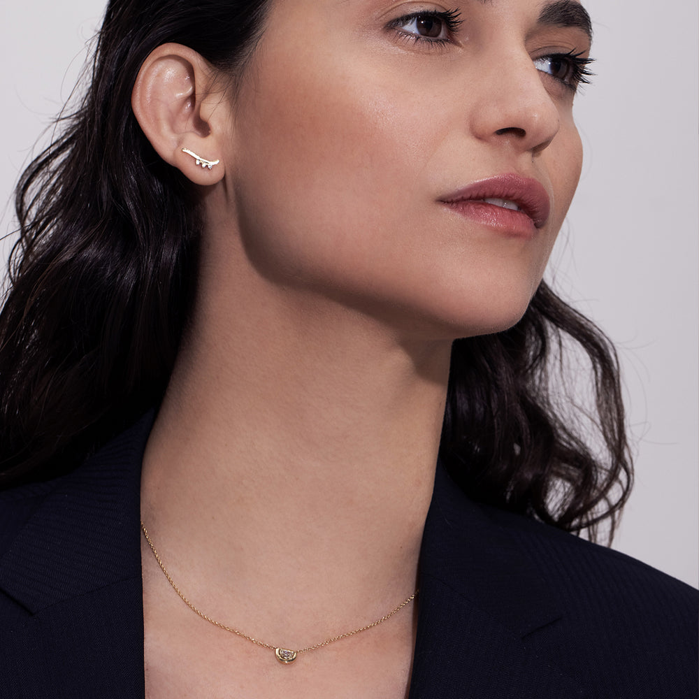 Climbing gold earring (single earring) set with 3 diamonds