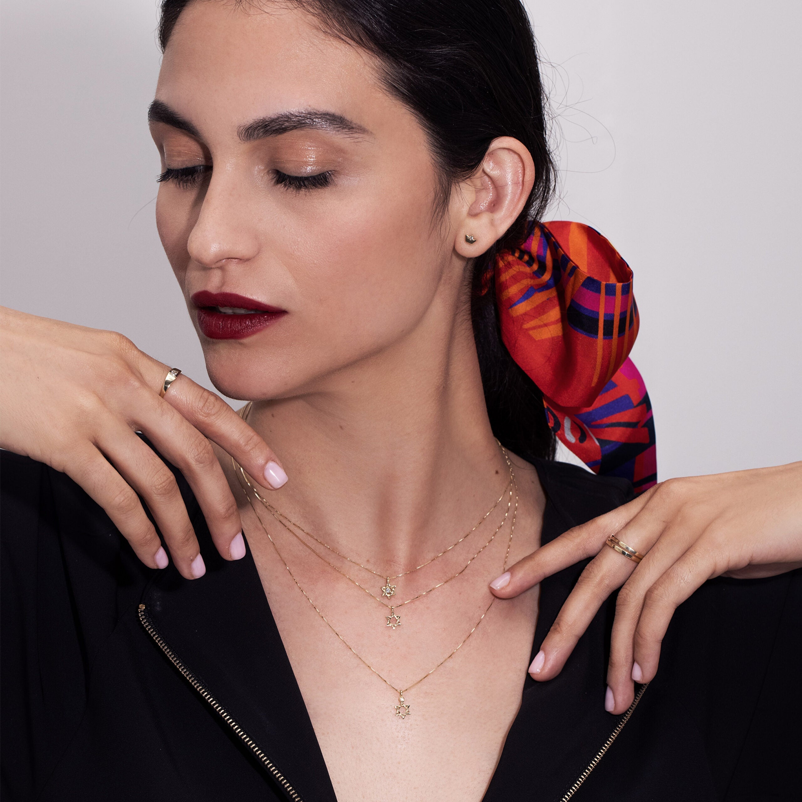 Star of David necklace set with diamonds, 5 points, 14 carat gold