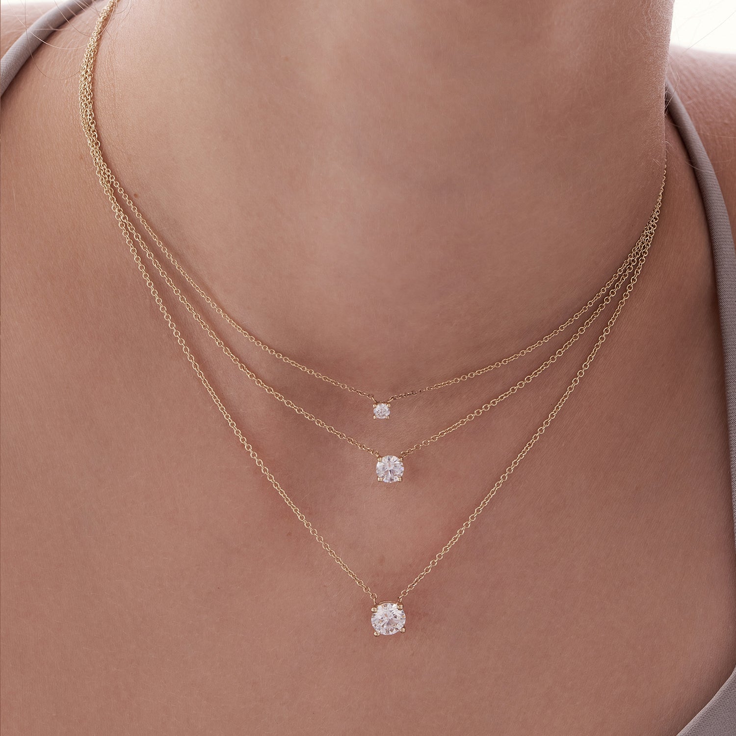 A classic gold chain set with a laboratory diamond weighing 50 points, half a carat