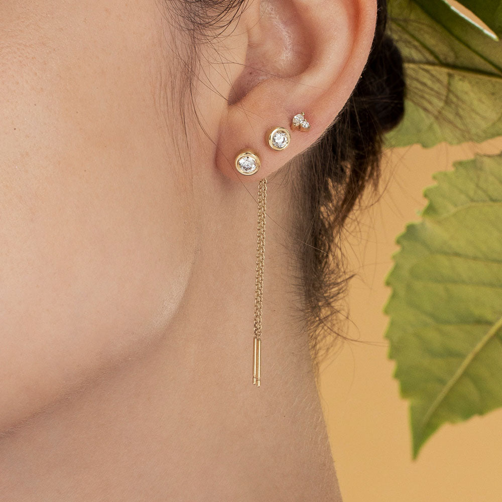 Gold chain earrings inlaid with 0.30 ct diamonds in cup setting, gold frame frame