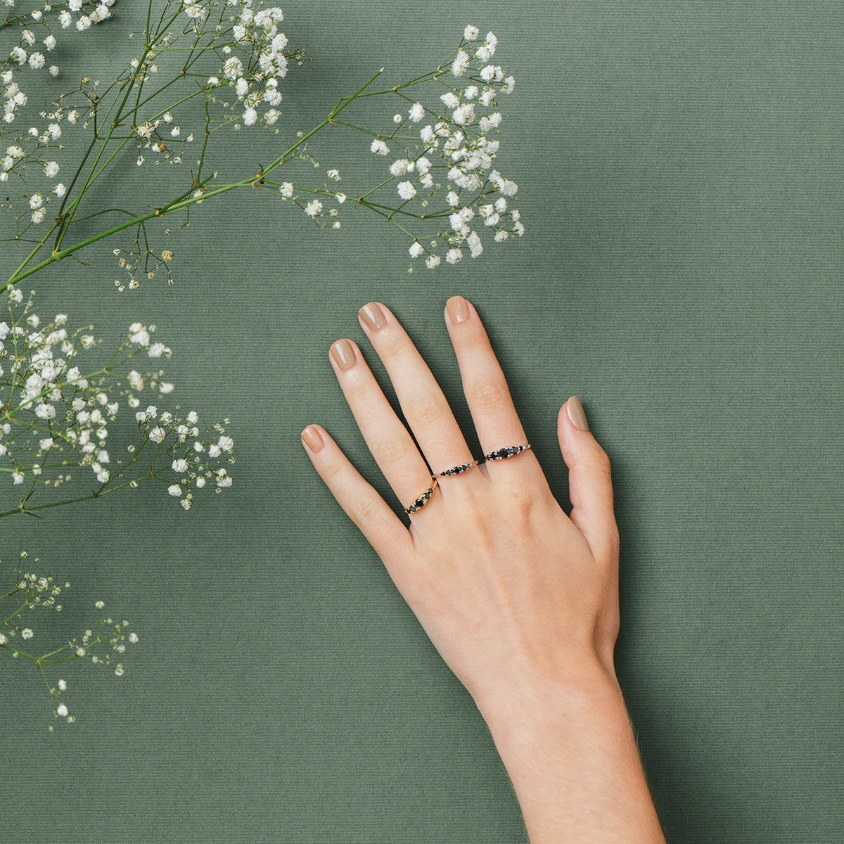 A gold ring inlaid with 5 black diamonds, 30 points, inlaid with teeth