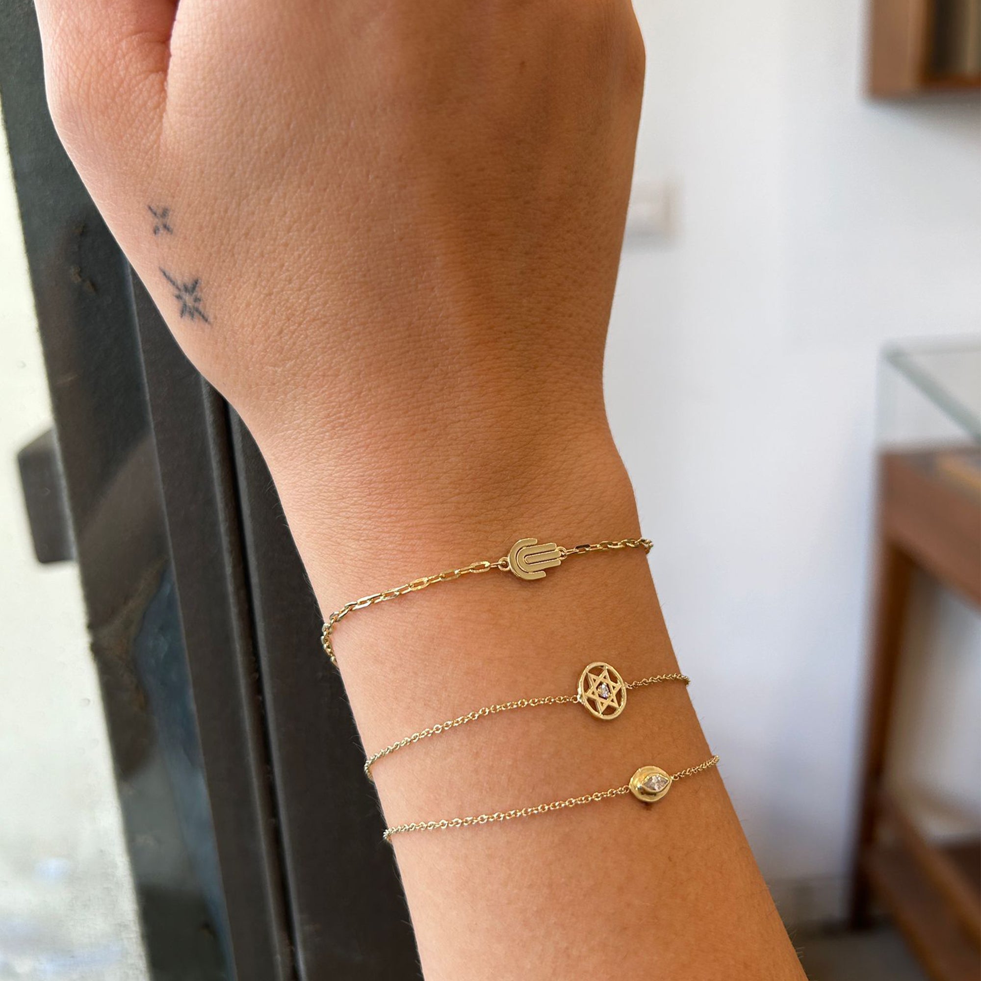 A special hamsa bracelet with a link chain