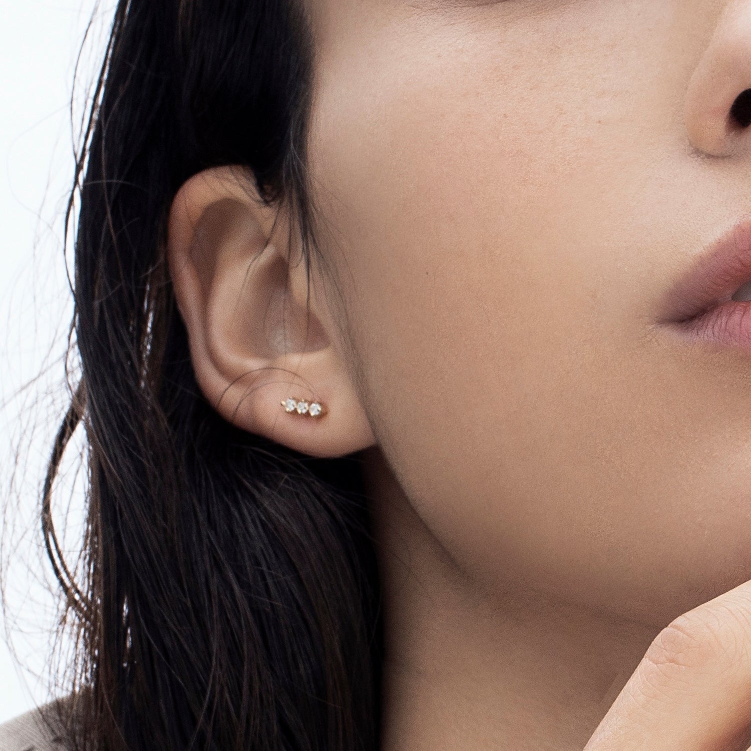 Stud earrings studded with 3 white diamonds