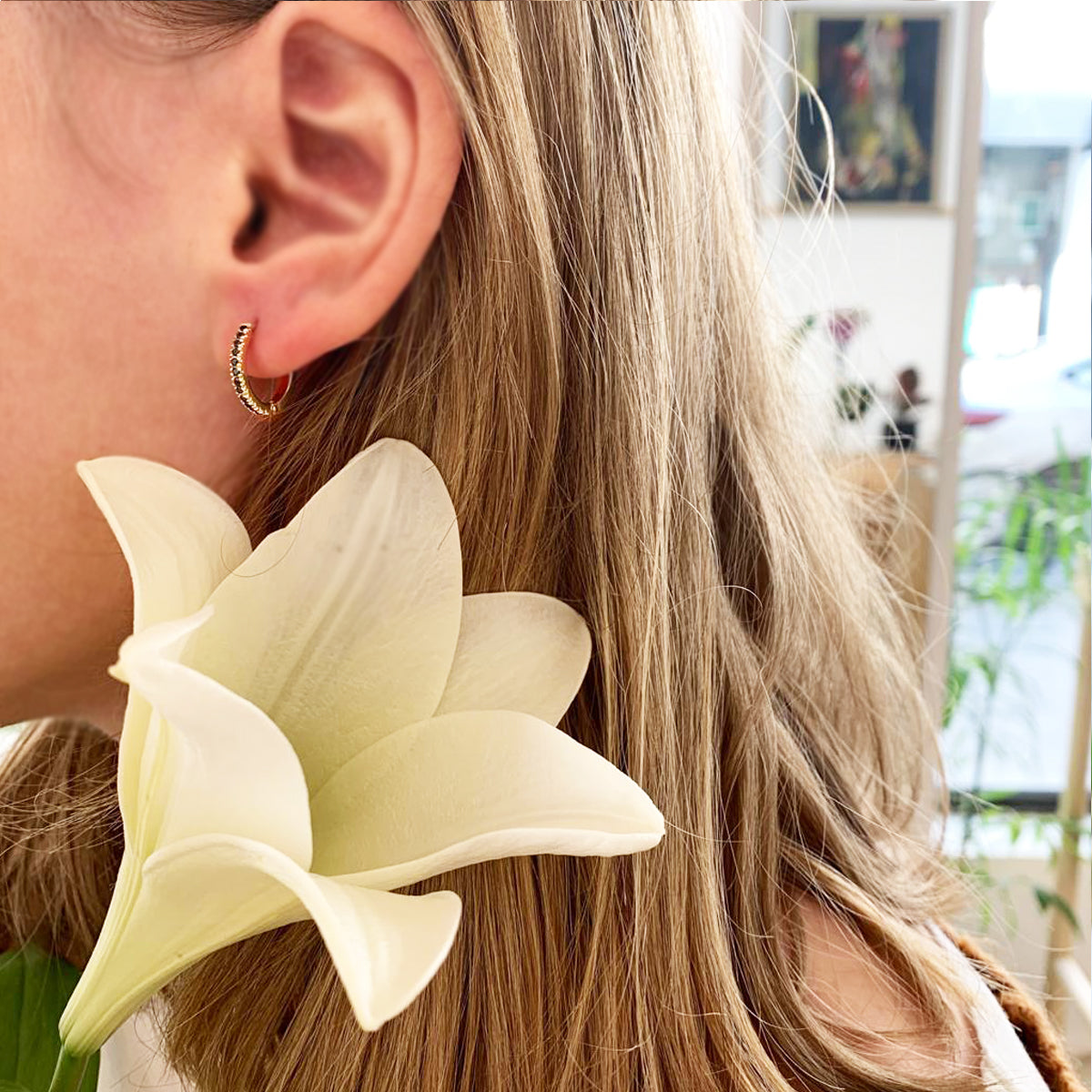 Hoop earrings and black diamonds in gold
