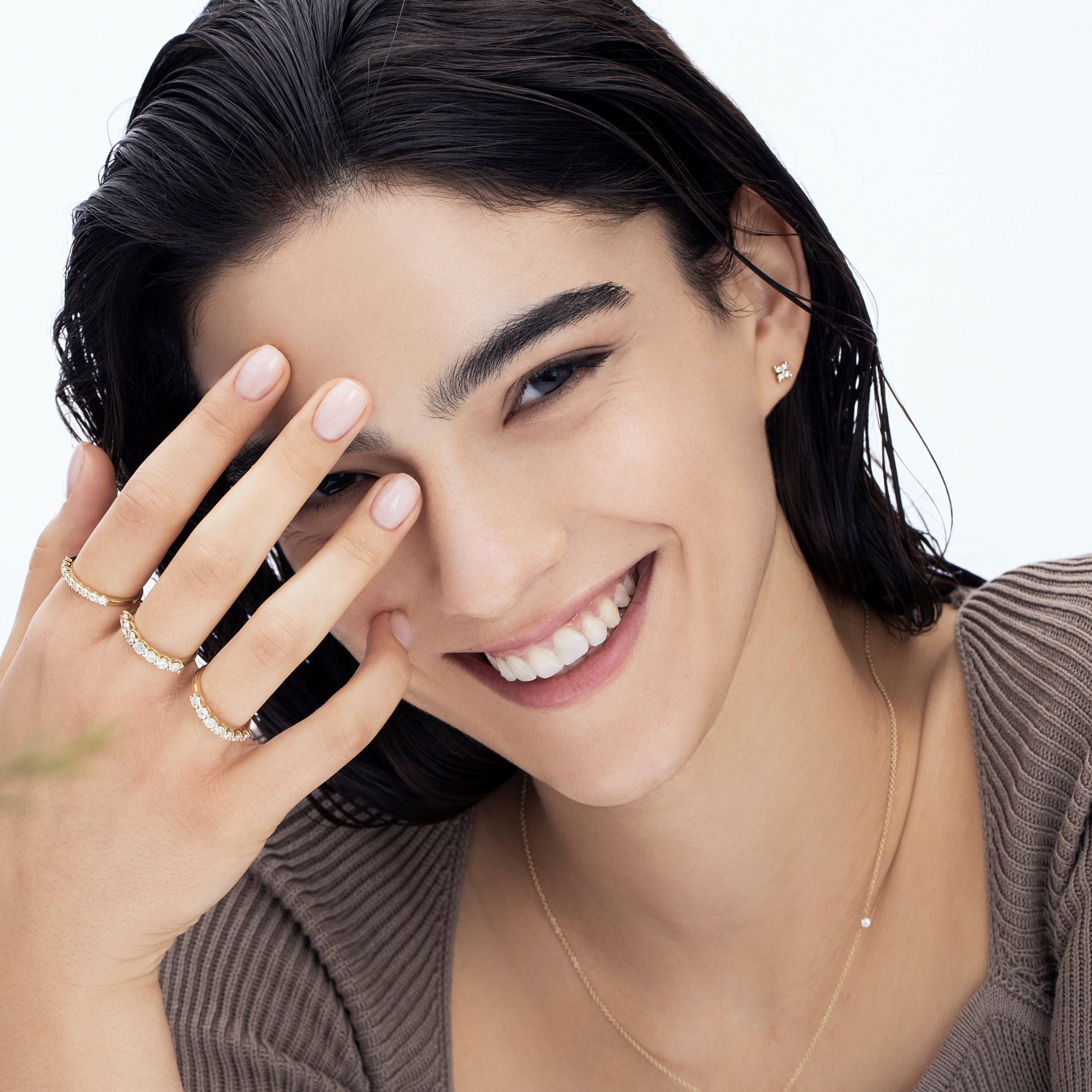 Gold ring with 7 diamonds weighing 10 points per diamond