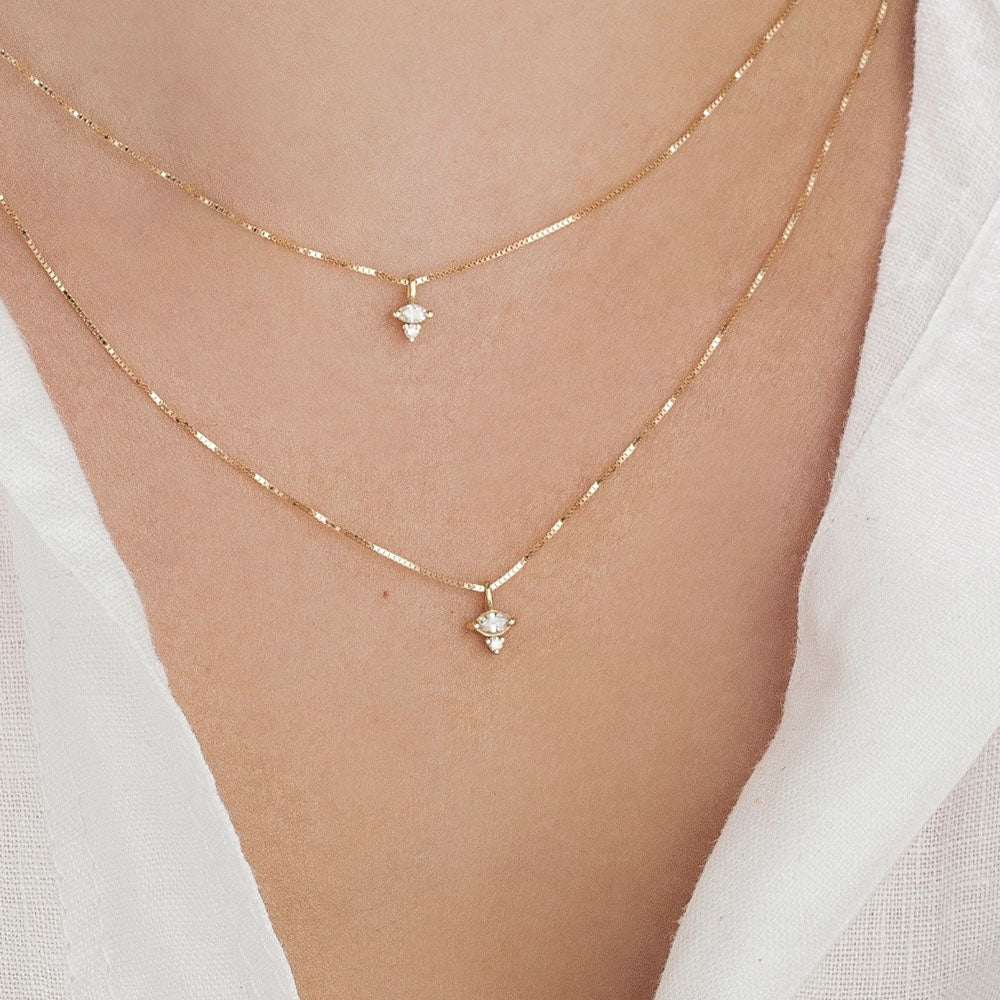 Fine gold chain with a diamond pendant combined with a marquise-cut diamond (7 points) and a round diamond