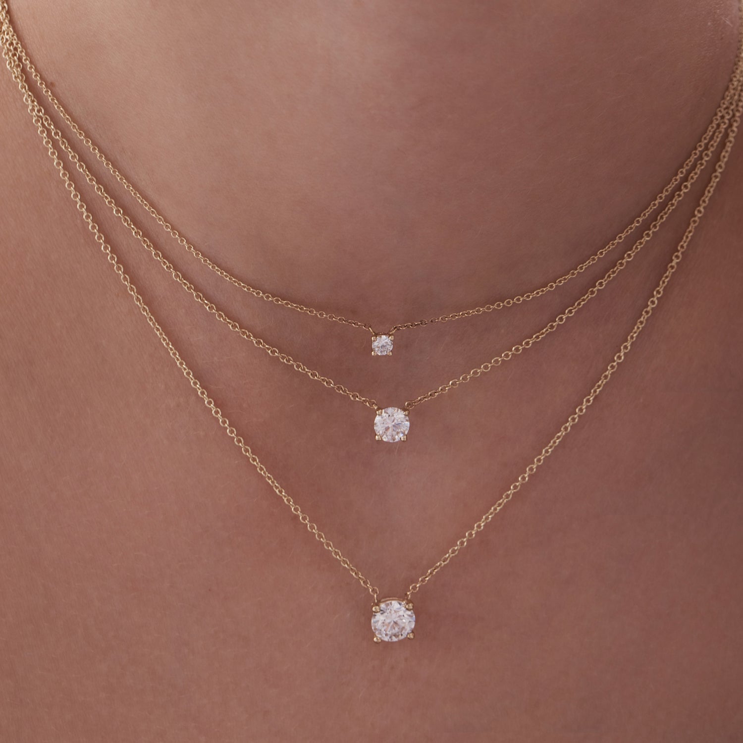 A classic gold chain set with a laboratory diamond weighing 50 points, half a carat