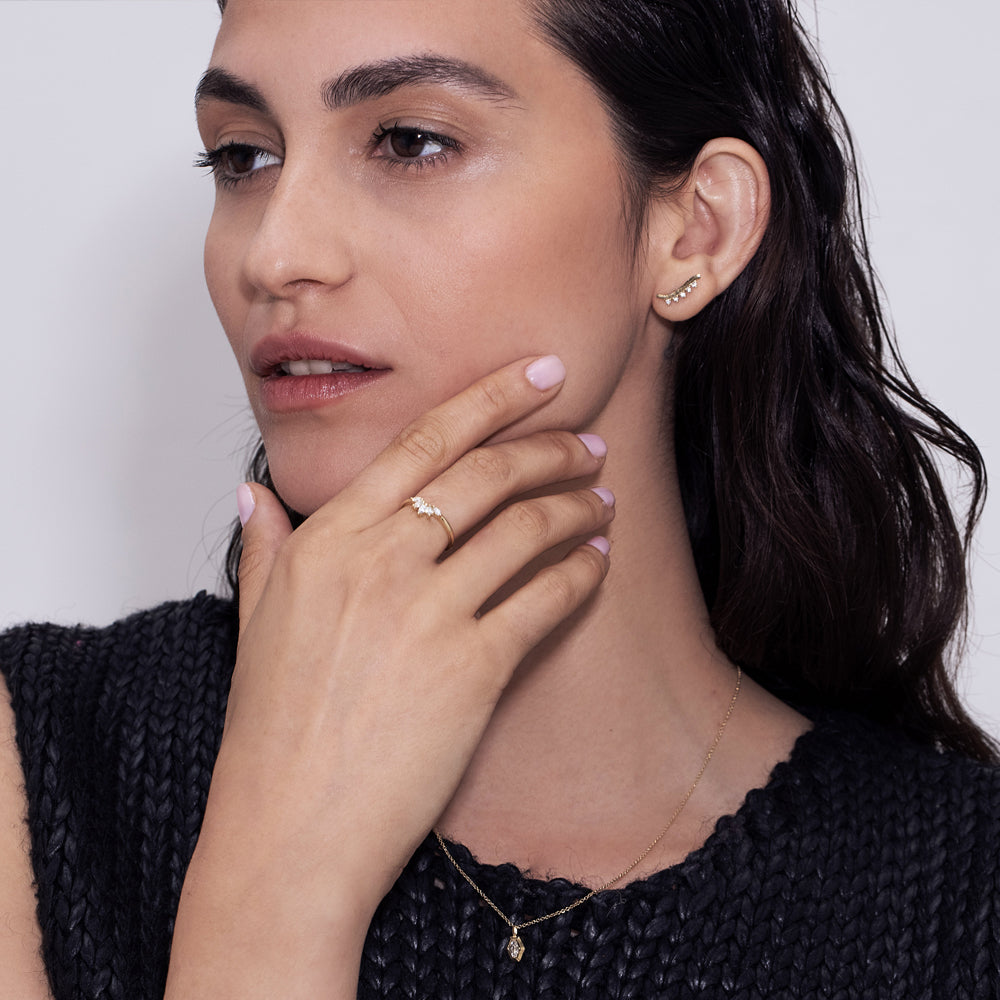 Climbing gold earring (single earring) set with 5 diamonds