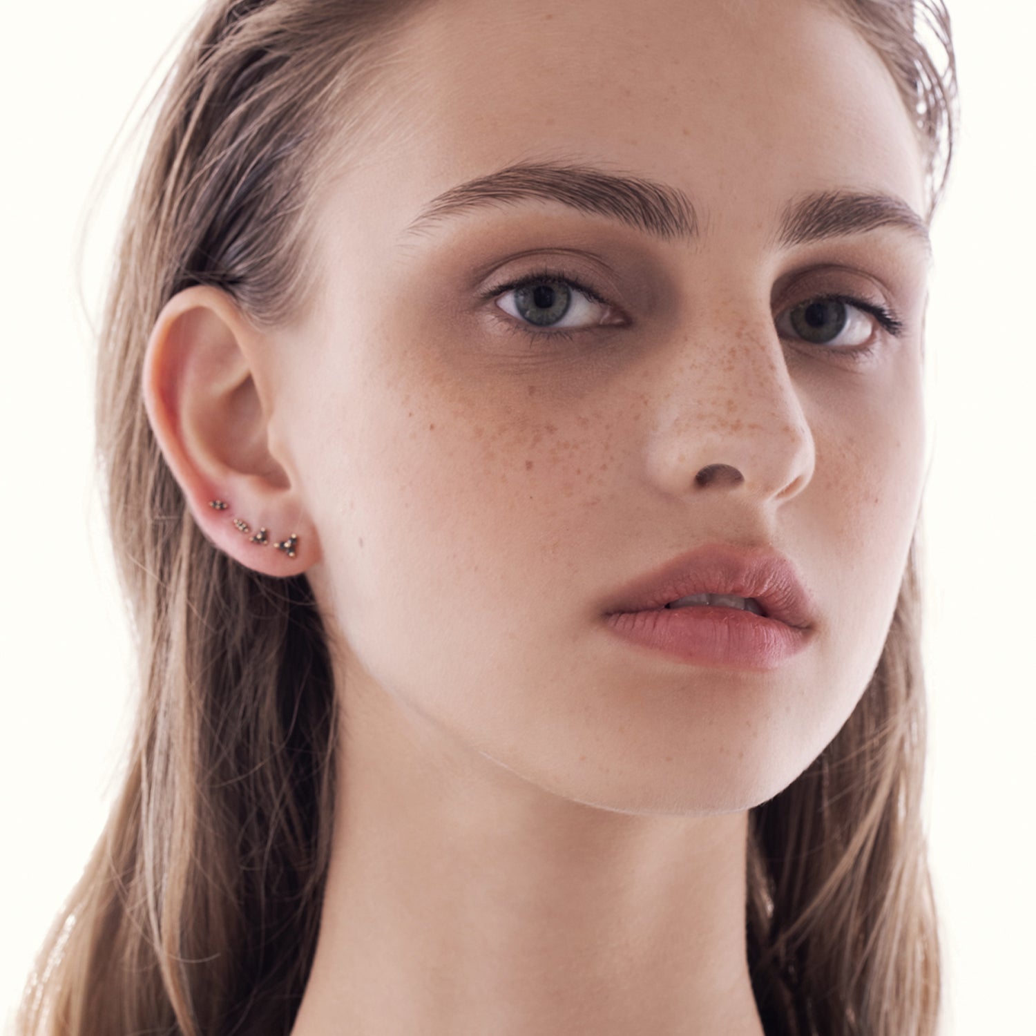 Gold stud earrings studded with 3 black diamonds in a row (mini)