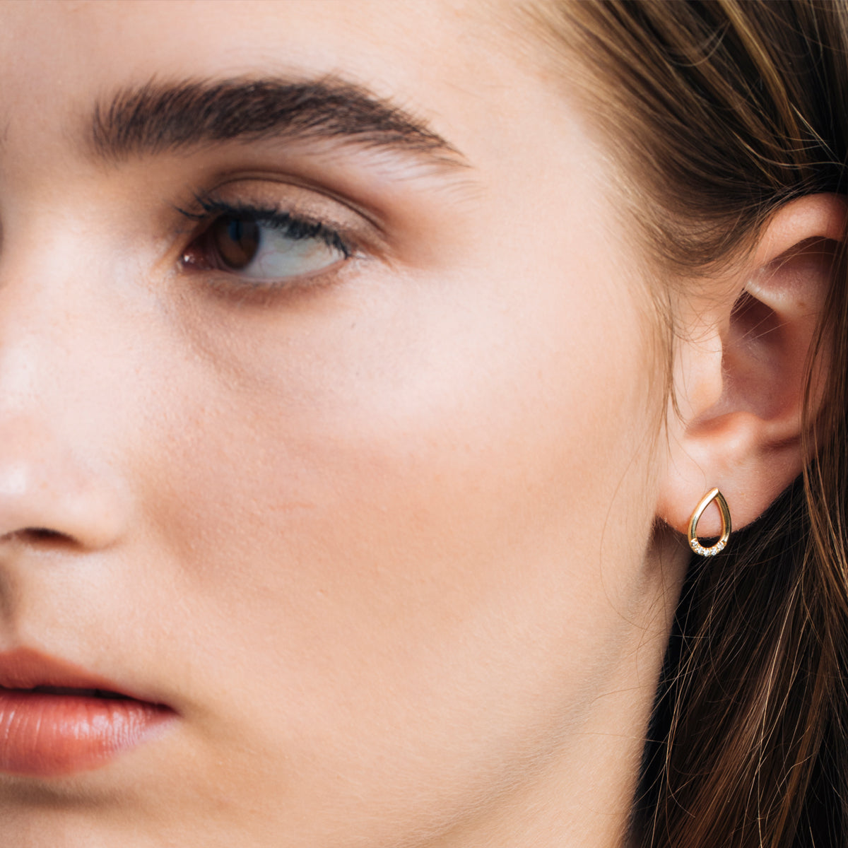Drop-shaped gold and diamond earrings