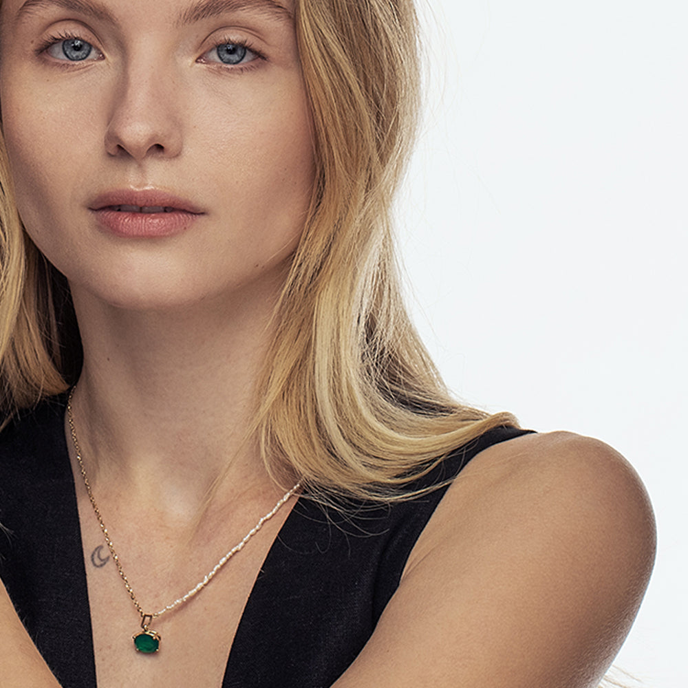 Gold necklace with mother of pearl and oval green onyx