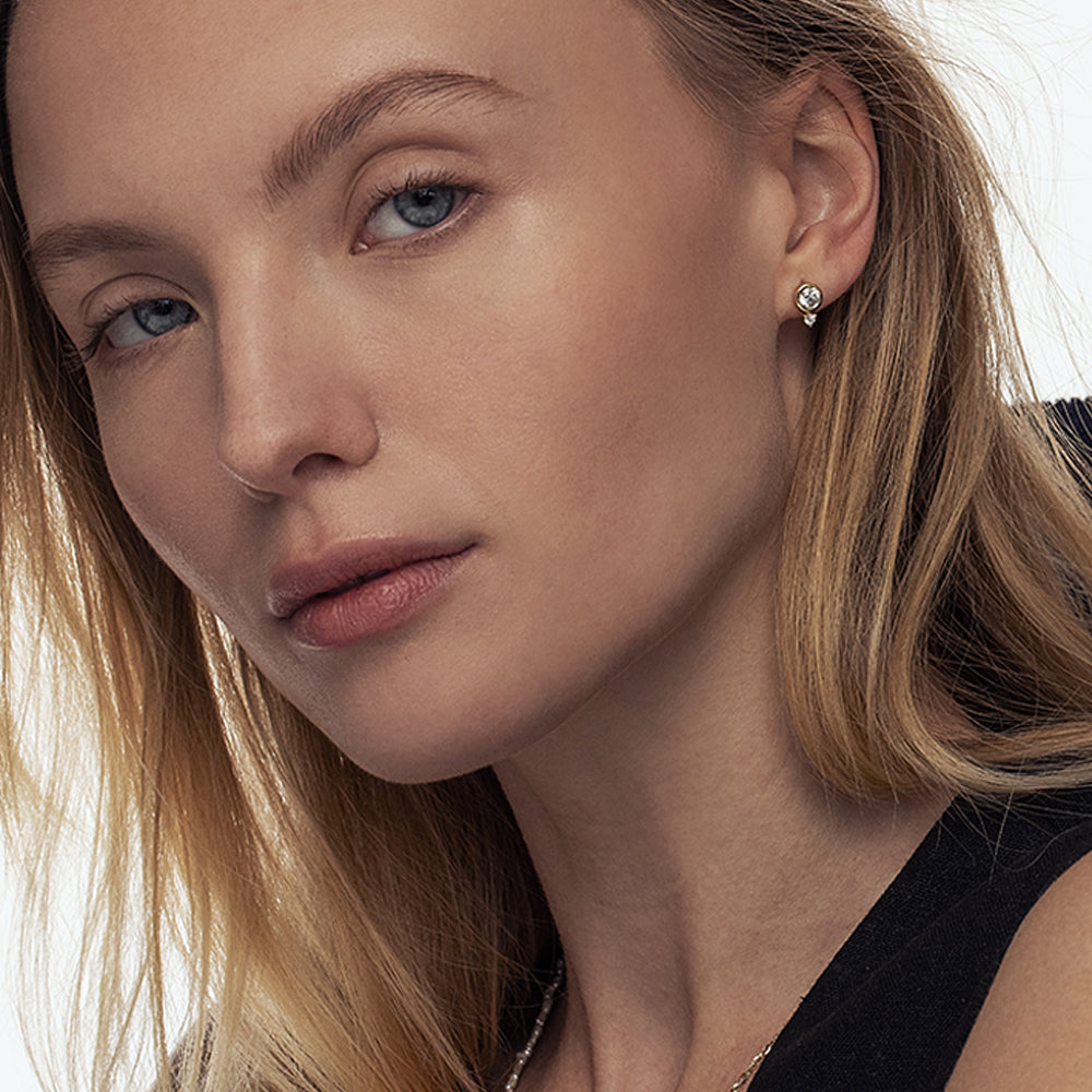 Close-fitting lab diamond earrings, special, set with a lab diamond