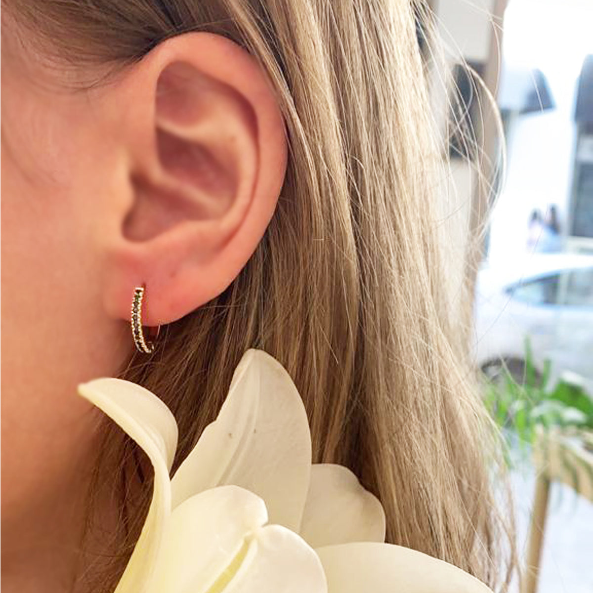 Hoop earrings and black diamonds in gold
