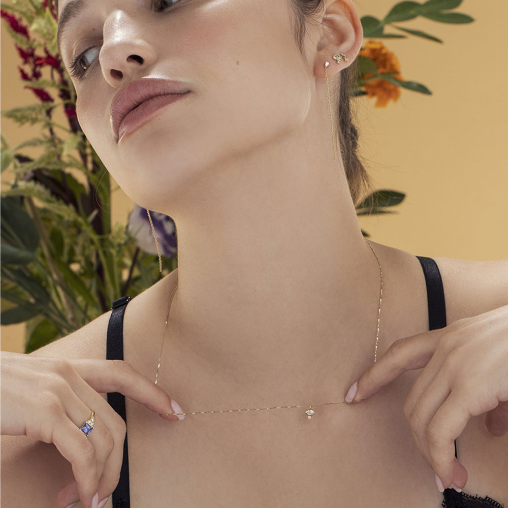 A fine gold chain with a diamond pendant in combination with a marquise-cut diamond (7 points) and a round diamond