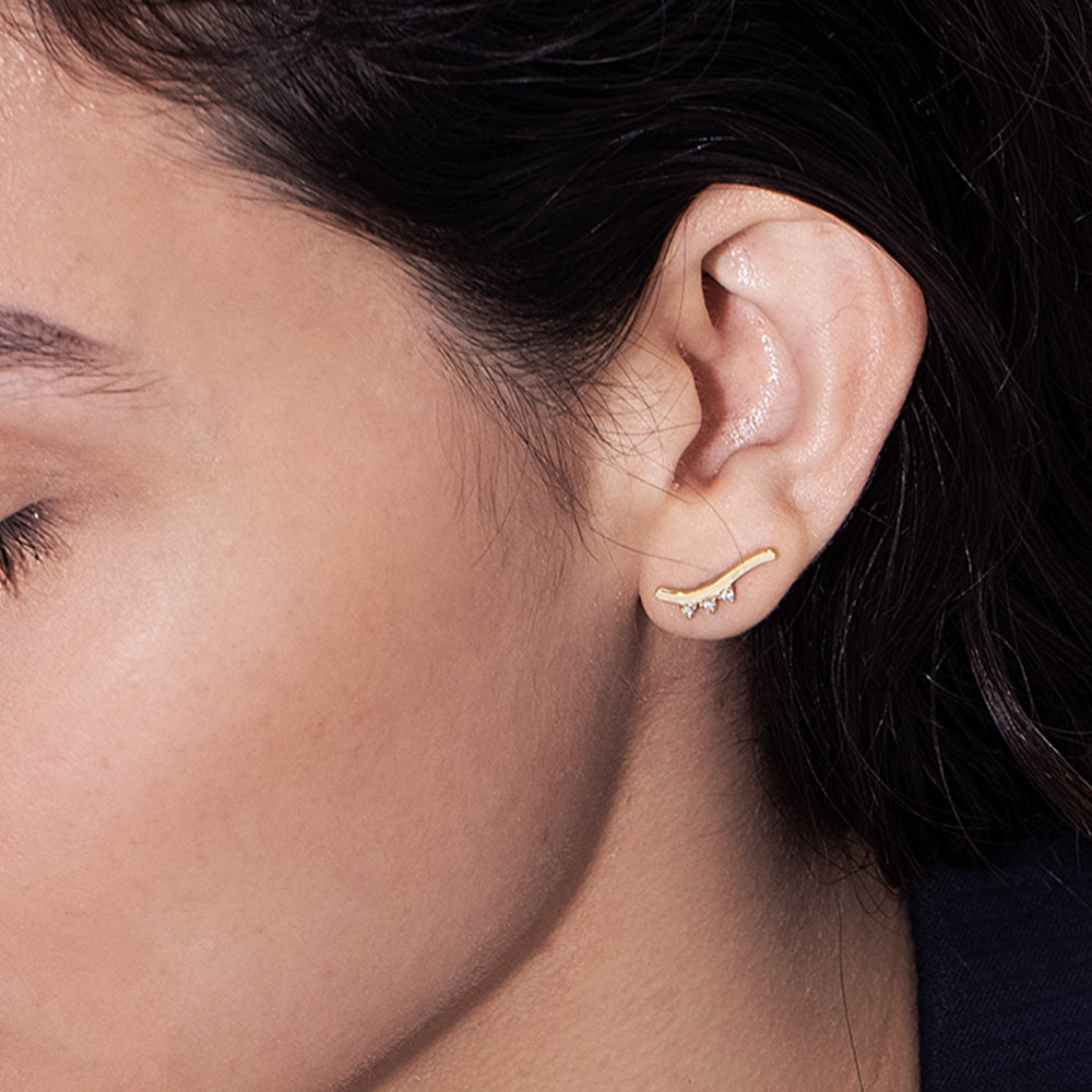 Climbing gold earring (single earring) set with 3 diamonds