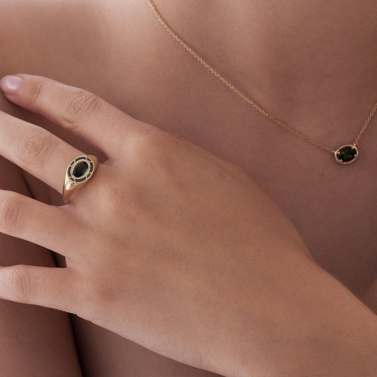 A special oval signet ring, inlaid with green tourmaline with enamel