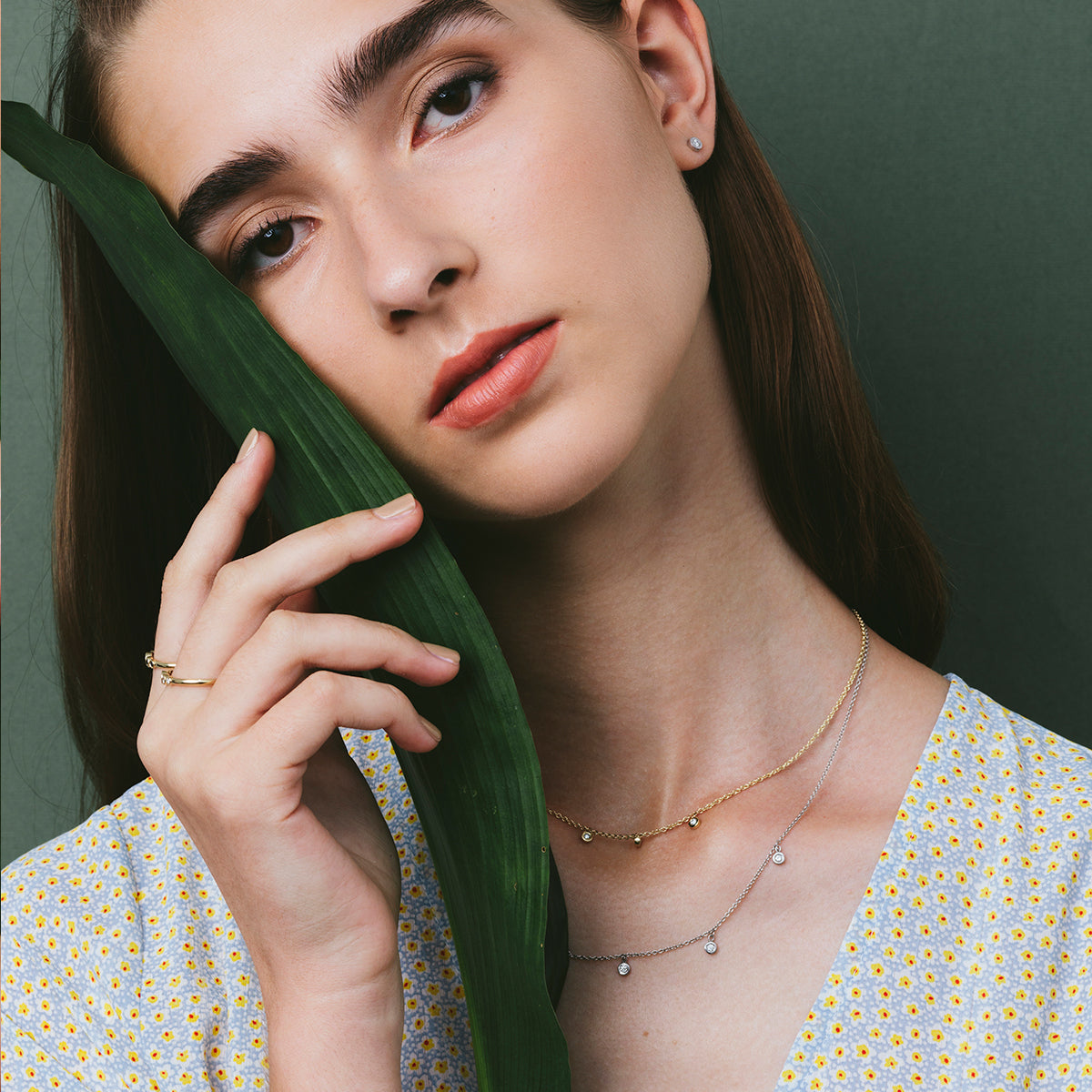 Gold chain set with 5 hanging diamonds