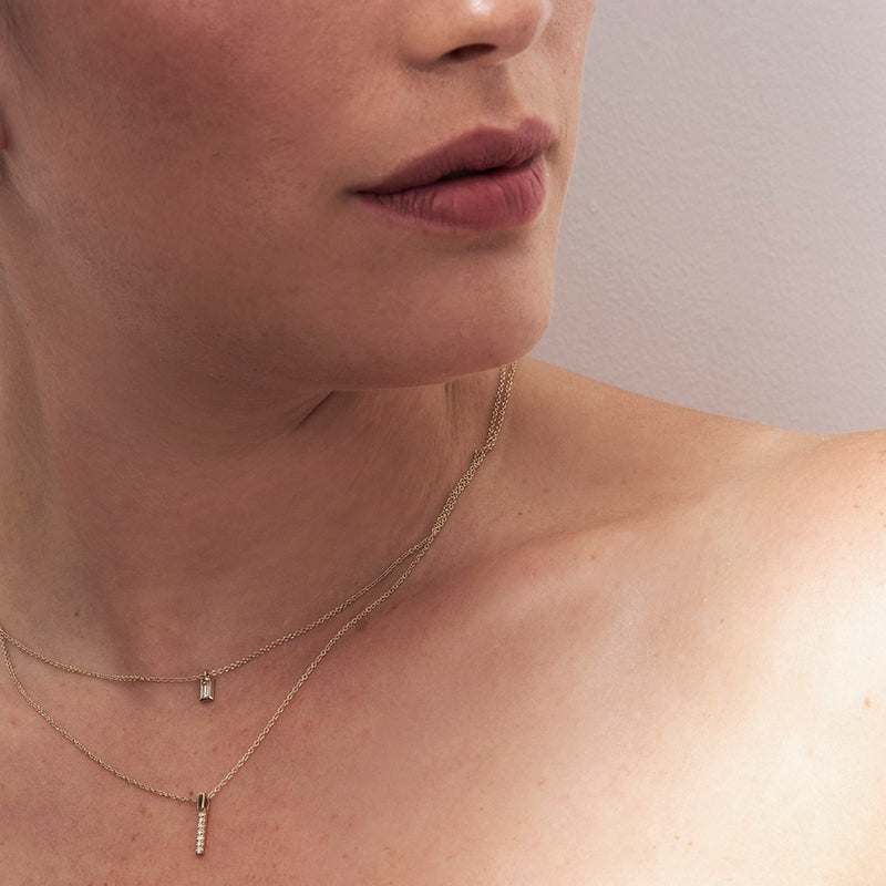 A gold chain with a diamond band design