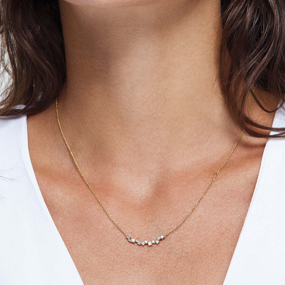 Gold chain and diamonds of varying sizes