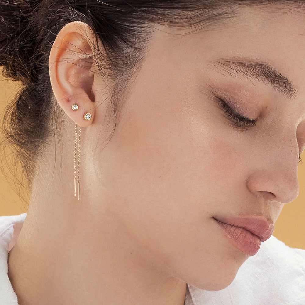 Gold chain earrings inlaid with 0.20 ct diamonds in cup setting, gold frame frame