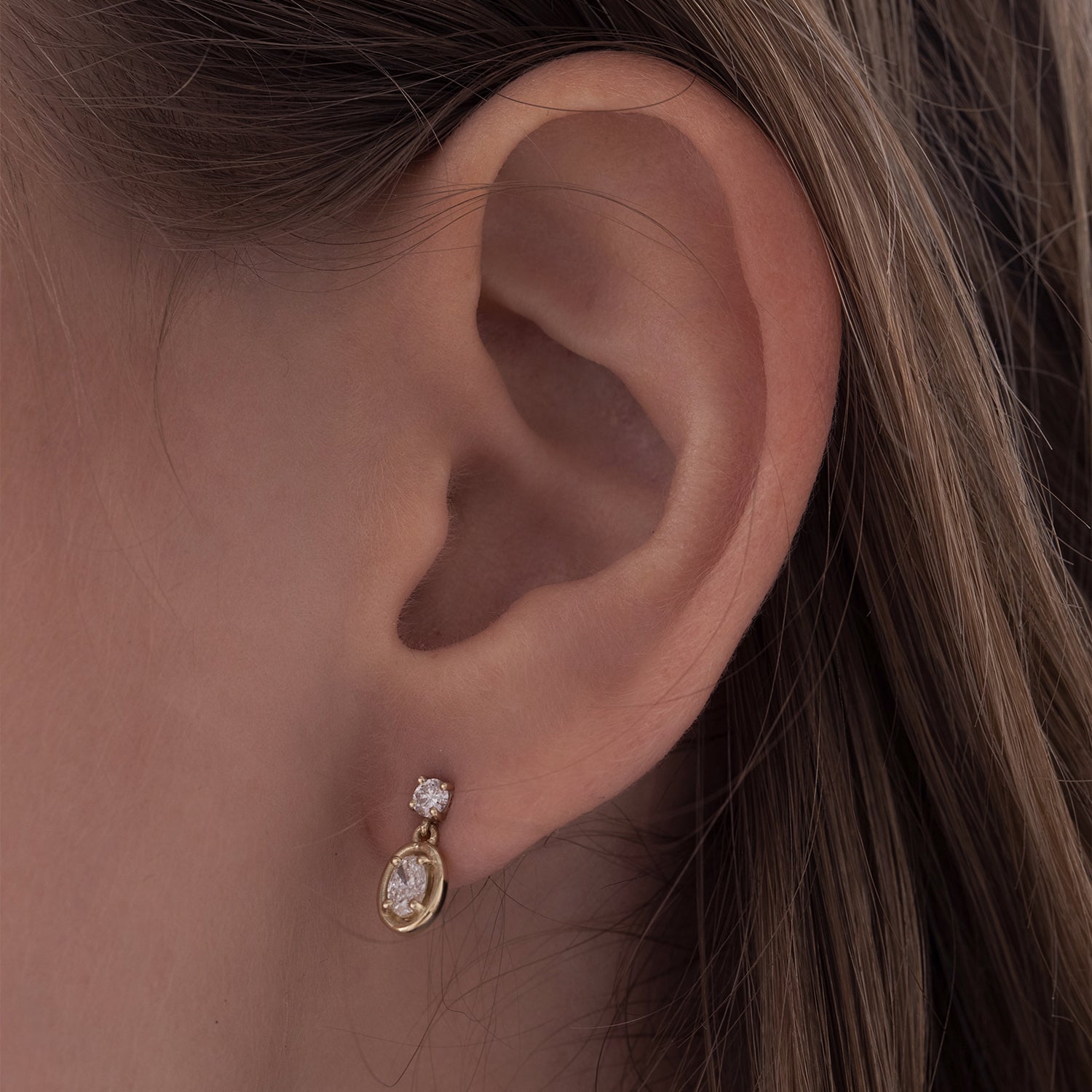 Close-fitting dangling lab diamond earrings in a round and oval cut