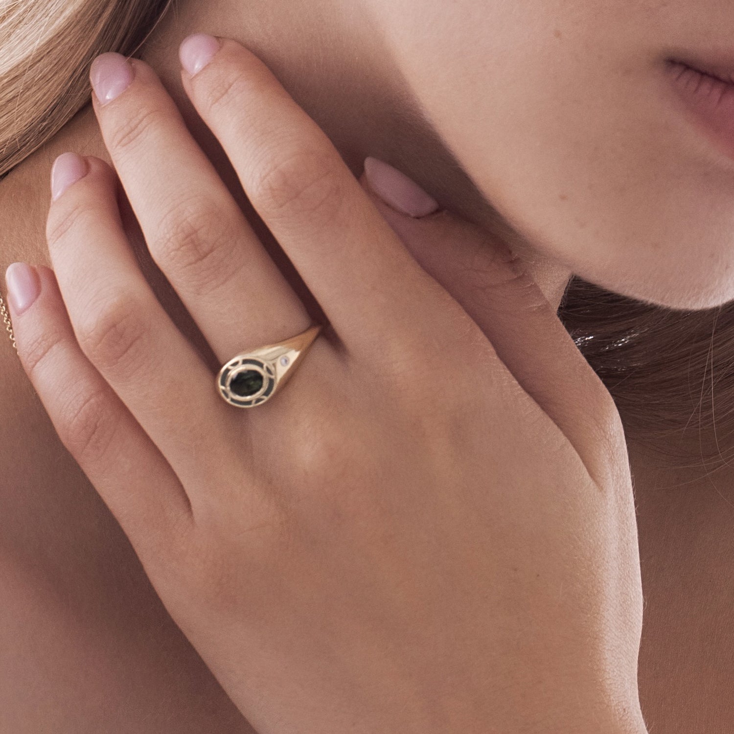 A special oval signet ring, inlaid with green tourmaline with enamel