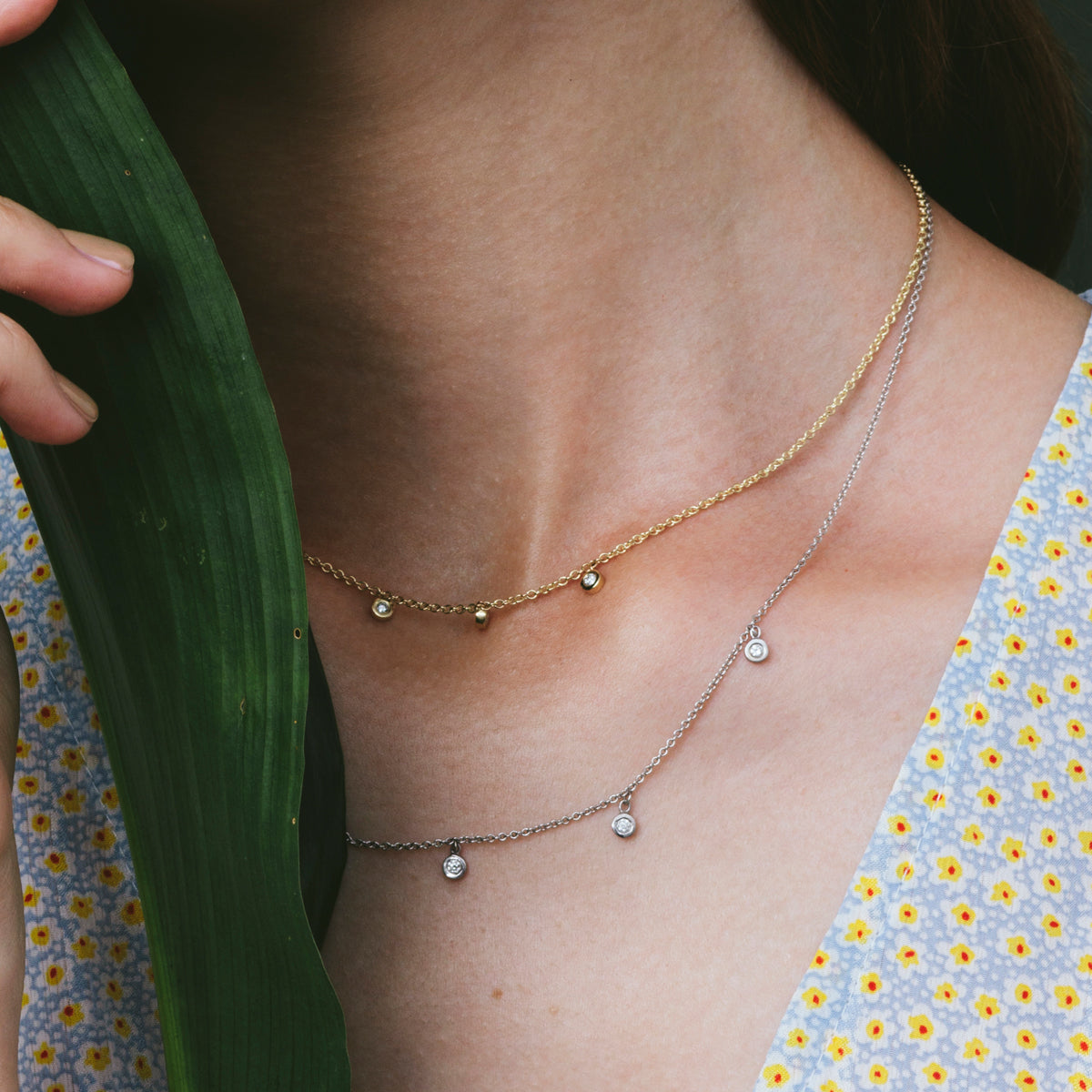 Gold chain set with 5 hanging diamonds