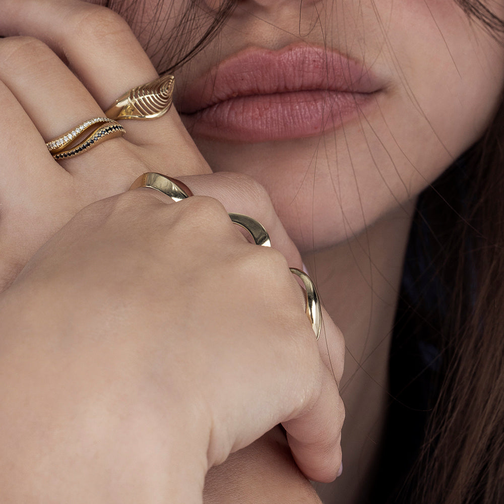 An impressive asymmetric gold ring in a wave shape