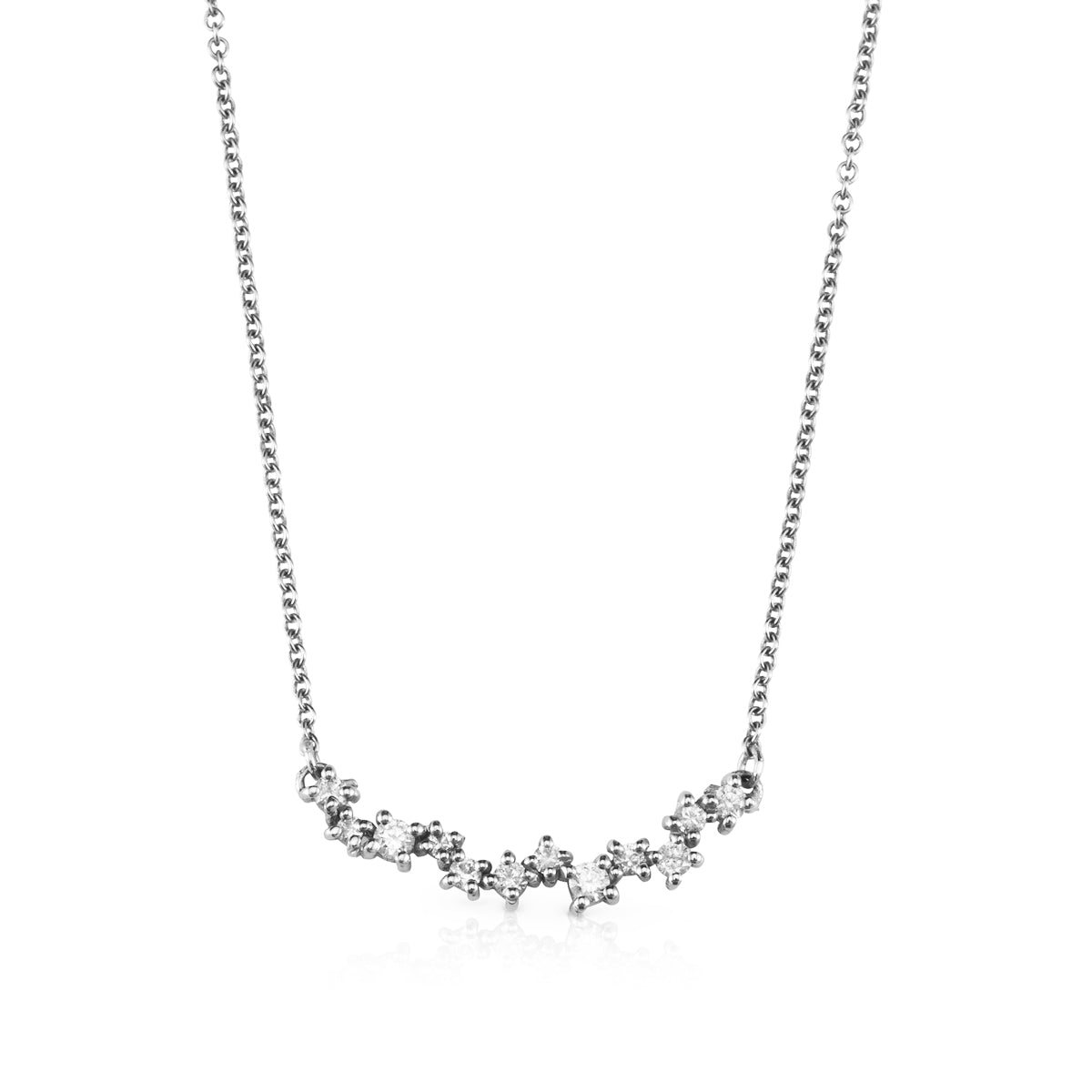 Gold chain and diamonds of varying sizes