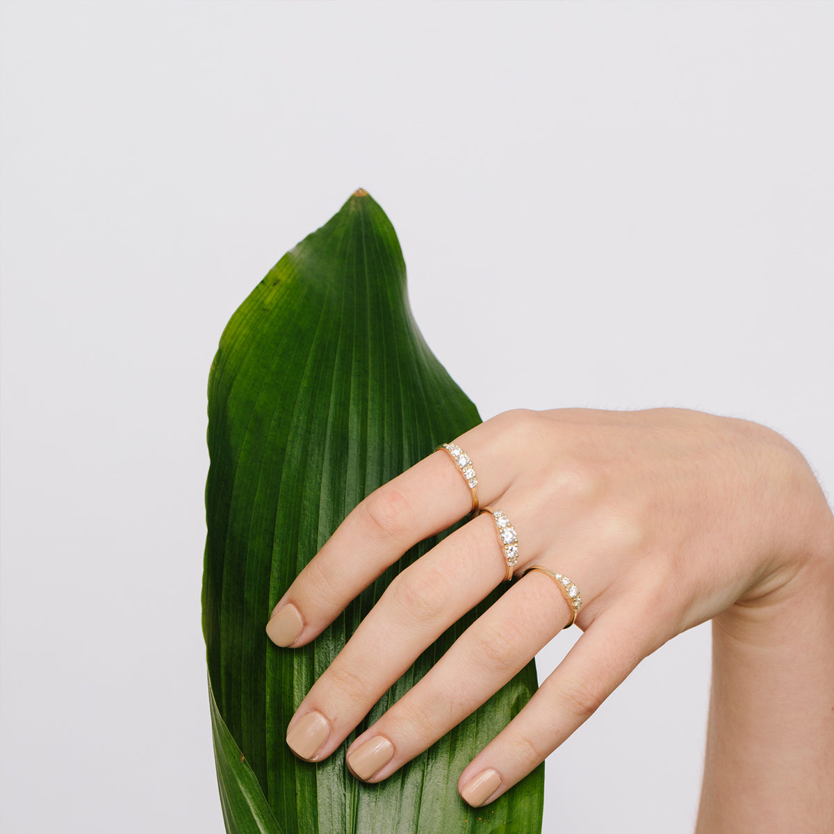 A gold ring inlaid with 5 laboratory diamonds, 70 points, inlaid with teeth