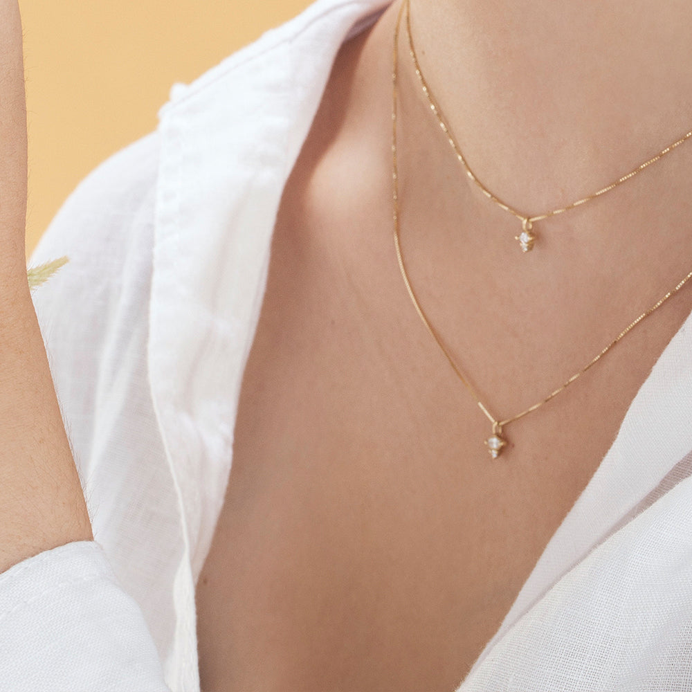 Fine gold chain with a diamond pendant combined with a marquise-cut diamond (7 points) and a round diamond