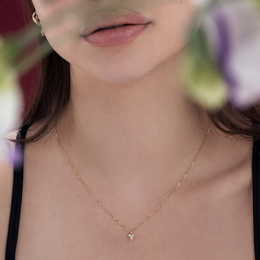 Fine gold necklace with a pendant and 3 diamonds in the shape of a flower