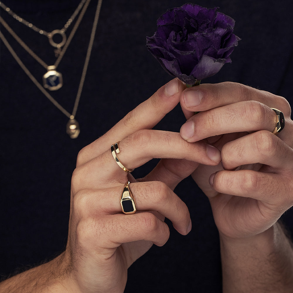 A special spring gold ring for men
