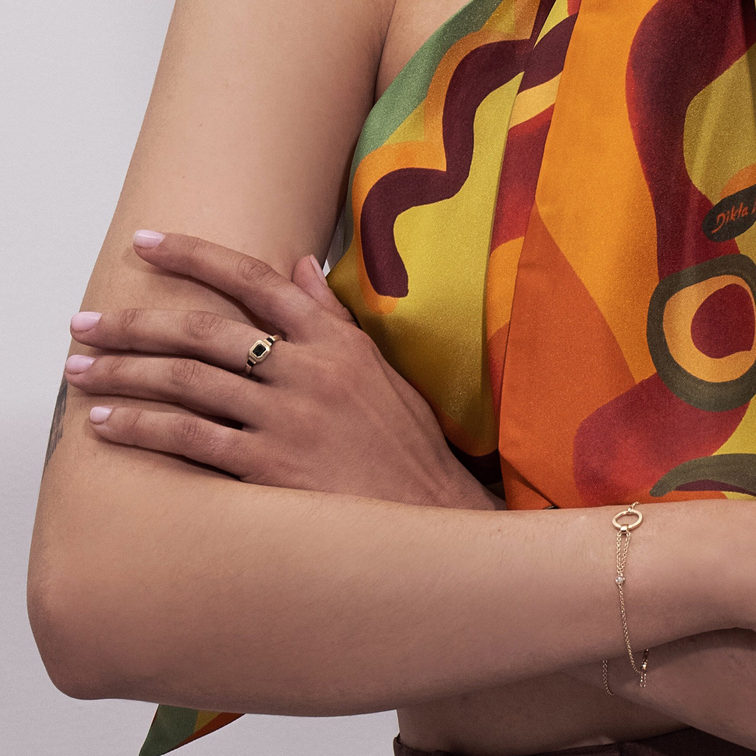 A special rectangular gold ring, inlaid with green tourmaline combined with black enamel