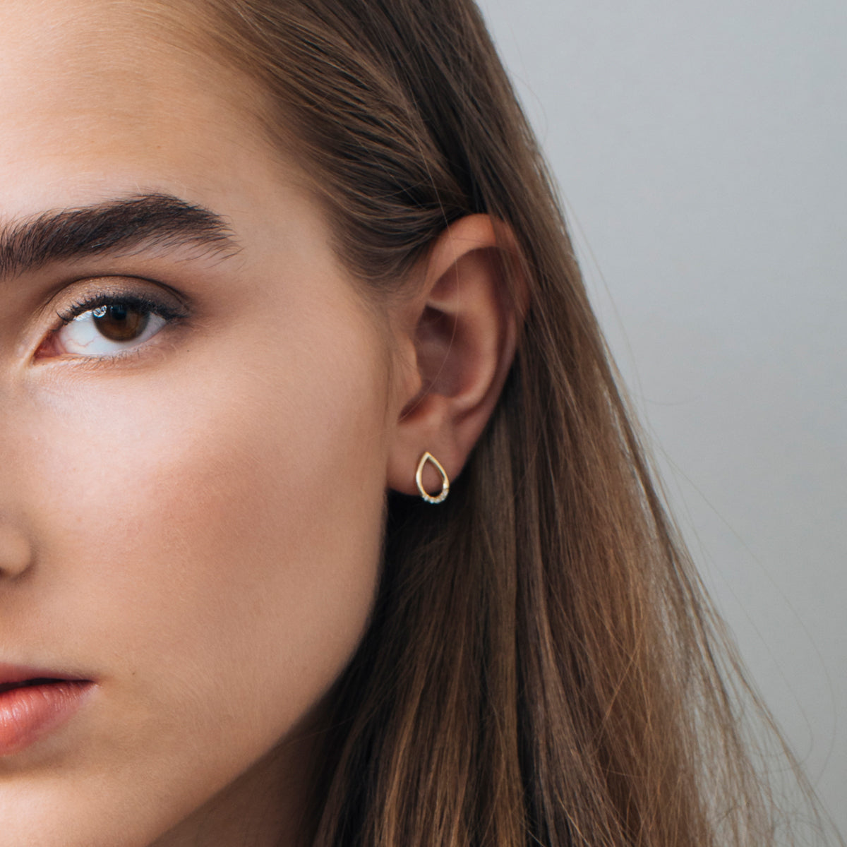 Drop-shaped gold and diamond earrings