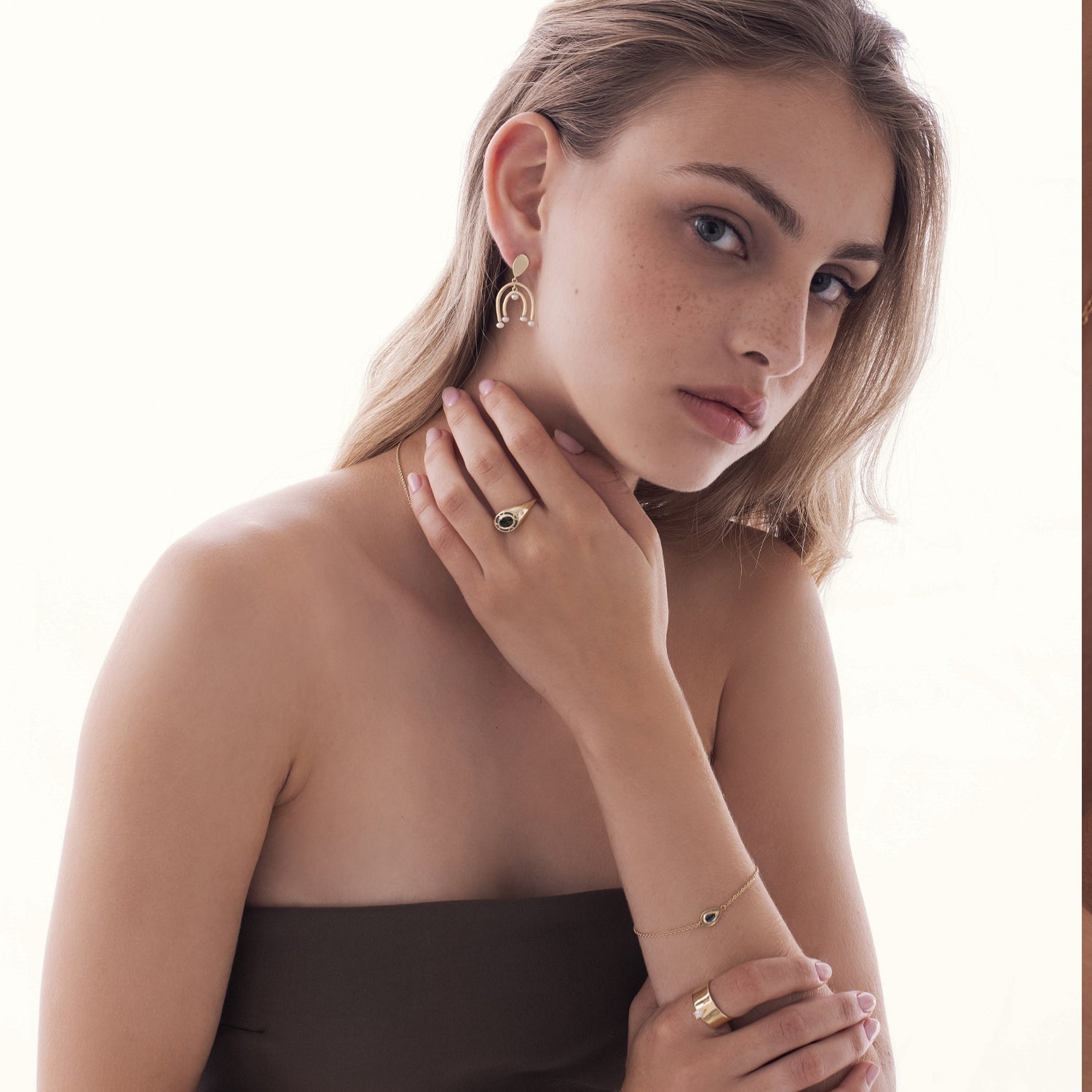 A special oval signet ring, inlaid with green tourmaline with enamel