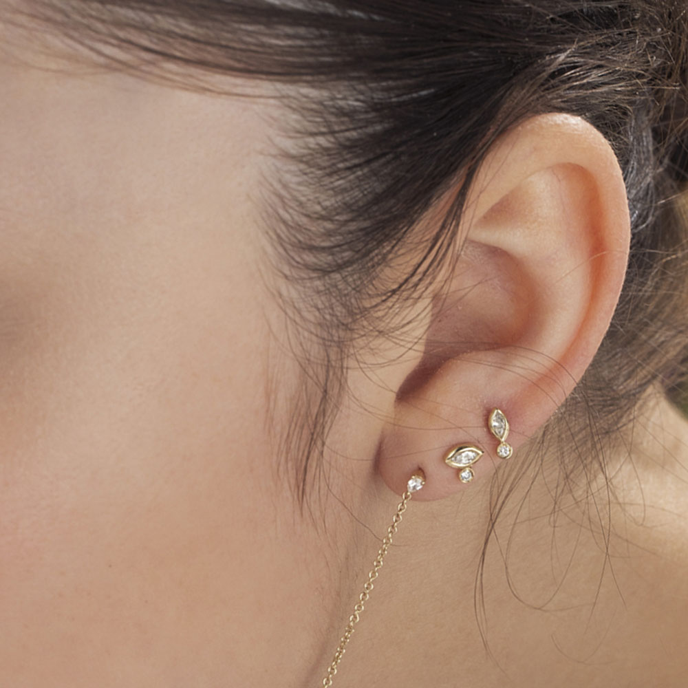 A single (!) special close-fitting earring set with a marquise-cut natural diamond (7 points) and a round-cut natural diamond with a ruby setting