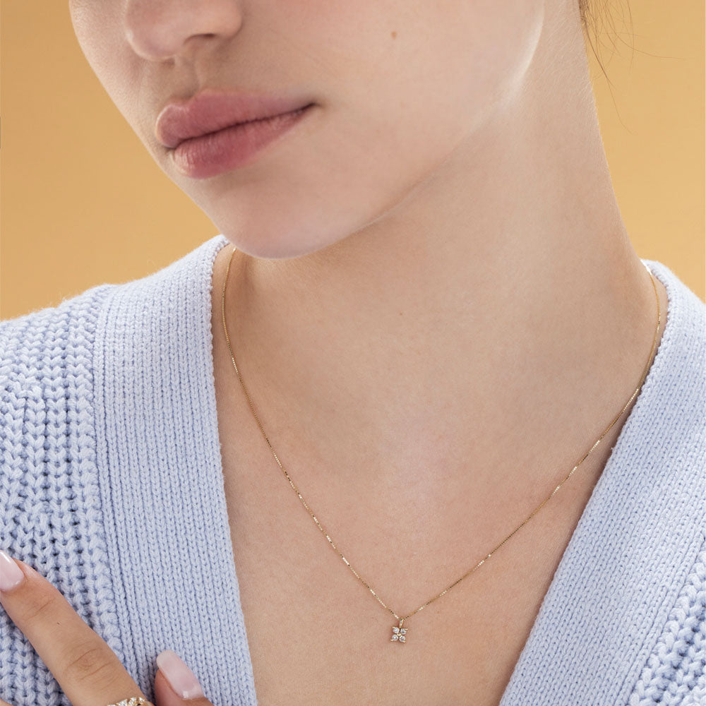 Fine gold chain set with 4 diamonds in the shape of a horizontal flower