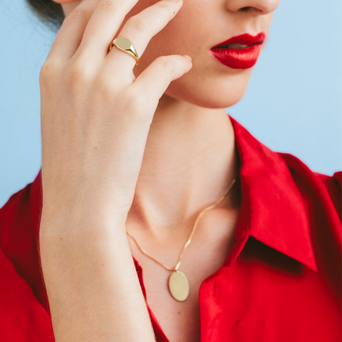 Oval gold name necklace
