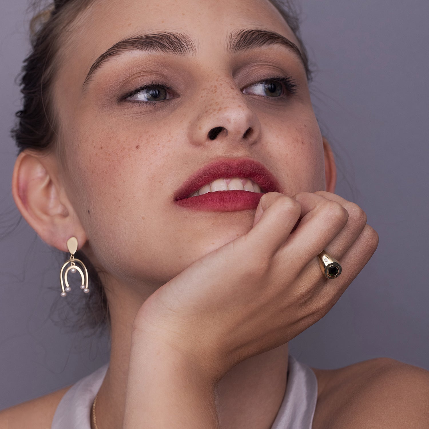 A special oval signet ring, inlaid with green tourmaline with enamel