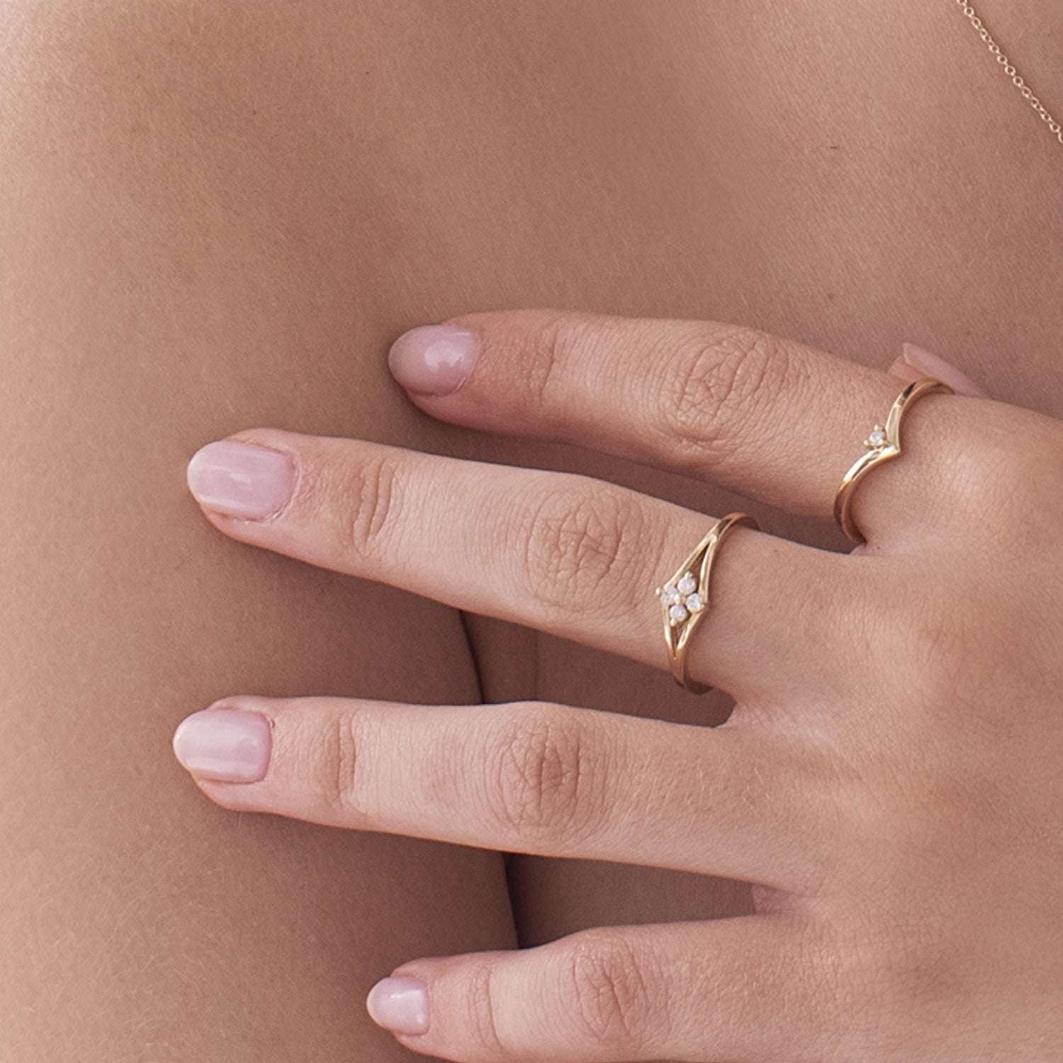 Delicate gold ring with vintage flower shaped diamonds