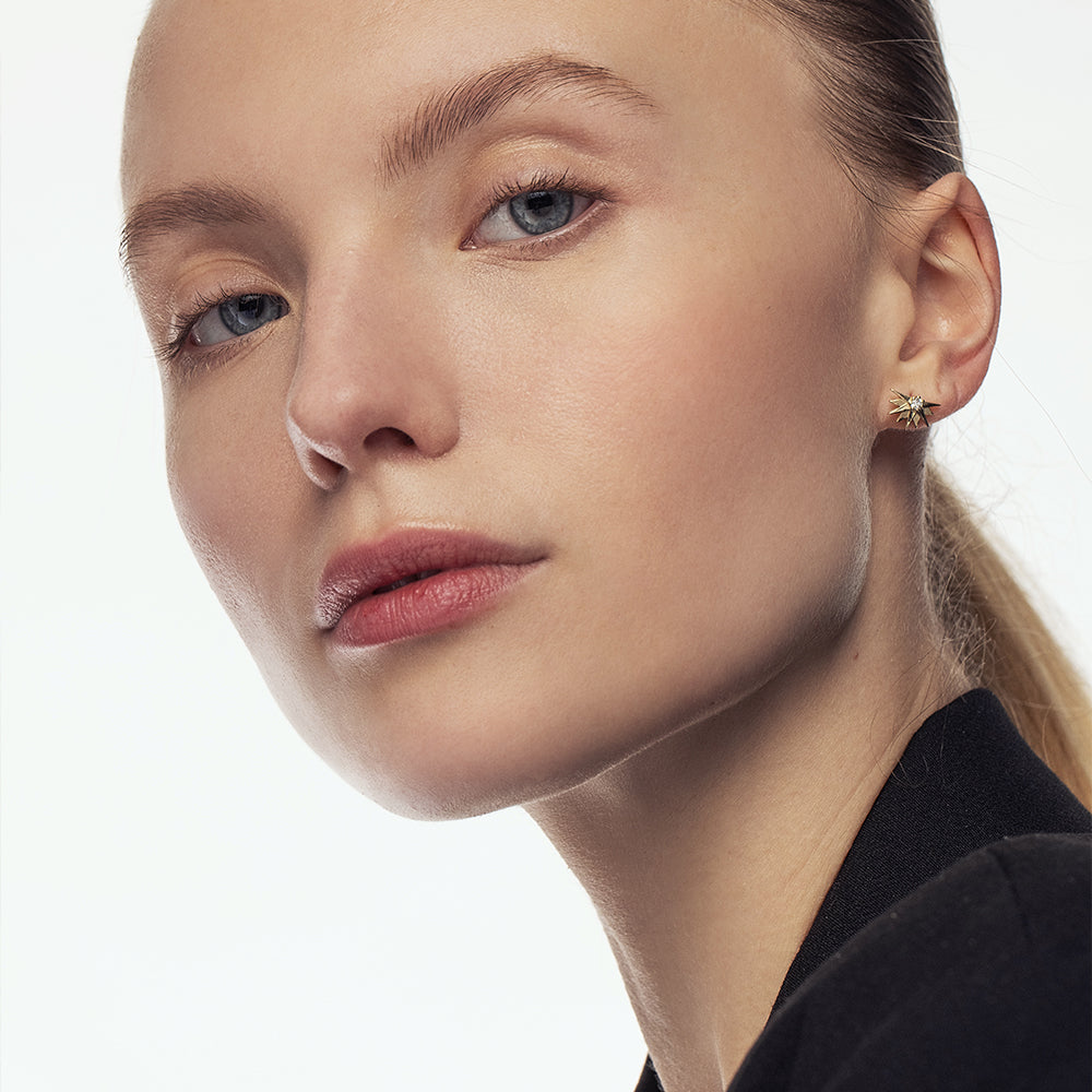 Close-fitting half-sun earrings studded with laboratory diamonds