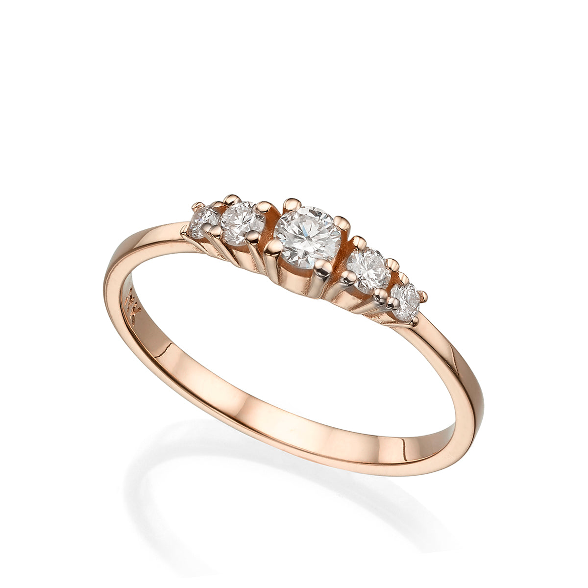 A gold ring inlaid with 5 diamonds, 25 points, inlaid with teeth