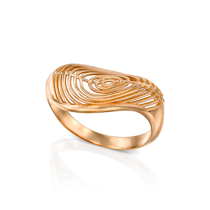 An impressive asymmetric gold ring in a wave shape