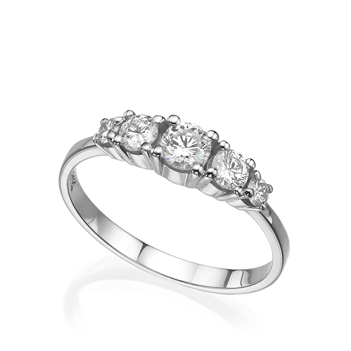 A gold ring inlaid with 5 laboratory diamonds, 70 points, inlaid with teeth