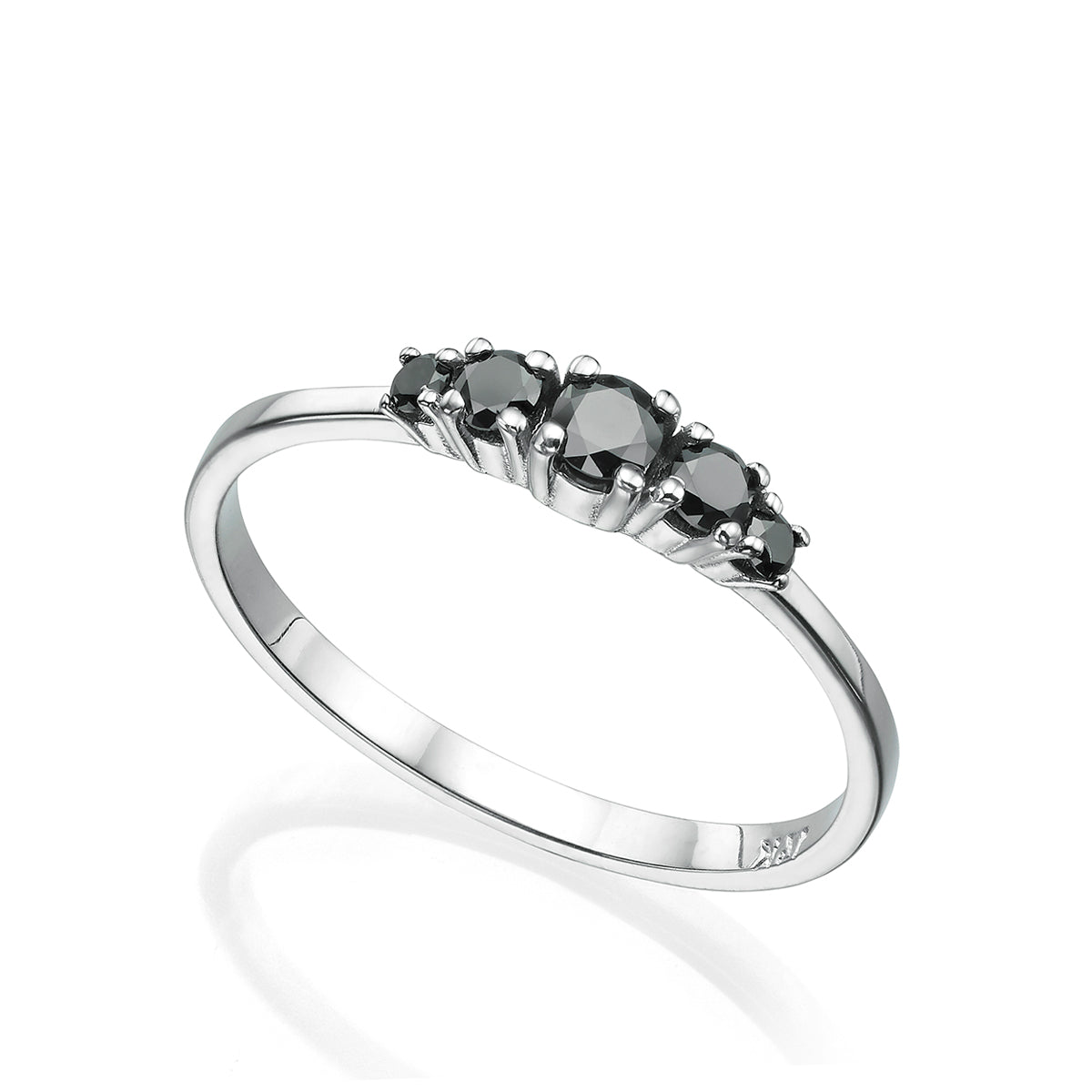 A gold ring inlaid with 5 black diamonds, 30 points, inlaid with teeth