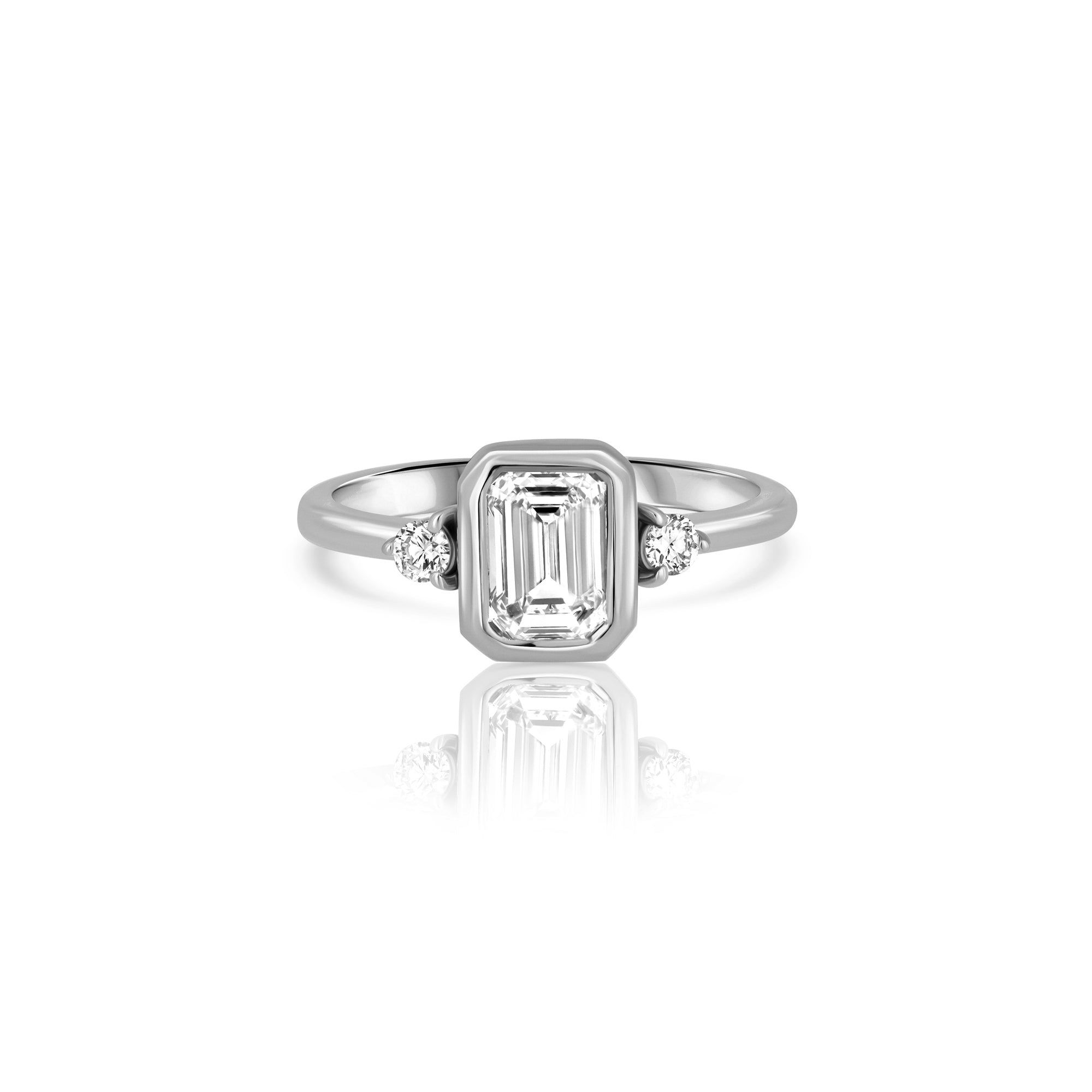 An impressive engagement ring set with laboratory diamonds
